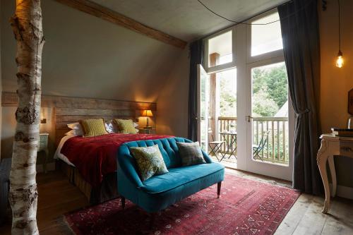 TicehurstにあるThe Bell in Ticehurstのベッドルーム1室(ベッド1台、青い椅子、窓付)