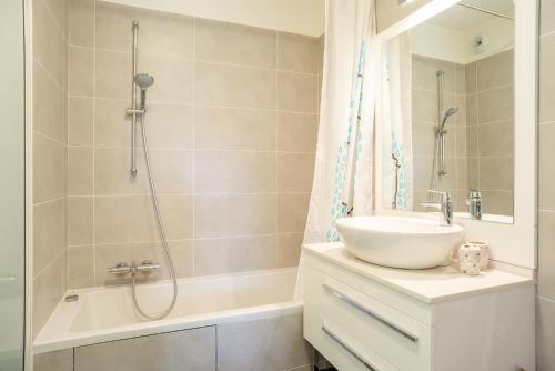 une salle de bain avec un lavabo, une douche et une baignoire dans l'établissement Parc Eugenie by Welcome to Cannes, à Cannes