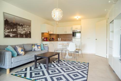 un salon avec un canapé et une table dans l'établissement Parc Eugenie by Welcome to Cannes, à Cannes