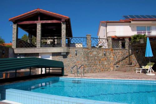 - une piscine en face d'une maison dans l'établissement Debeli Rtič Apartments - Happy Rentals, à Ankaran