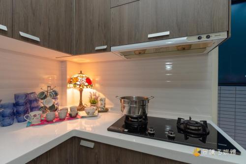 una cocina con fogones y una olla. en 瑞穗農妹子民宿The Nong Family Homestay, en Ruisui
