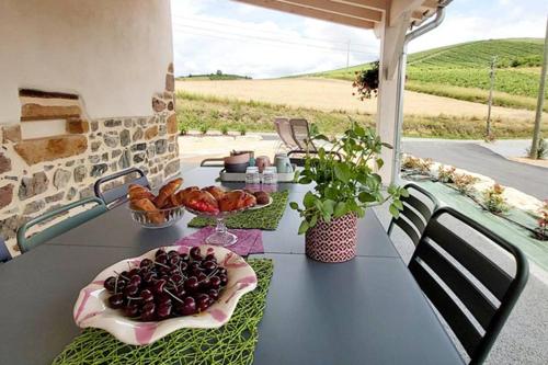 d'une table avec une assiette de nourriture au-dessus dans l'établissement Domaine de Solémy, à Bully