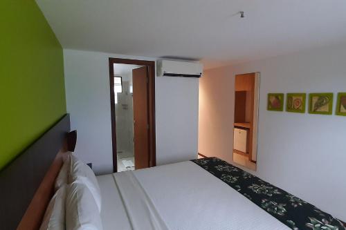 Tempat tidur dalam kamar di Natal Plaza requinte, conforto e vista para o mar
