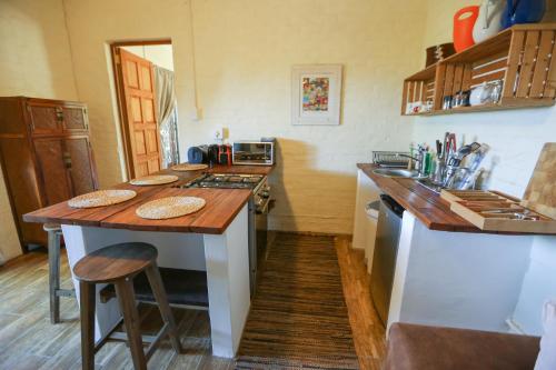 Dapur atau dapur kecil di Jacaranda Wine And Guestfarm
