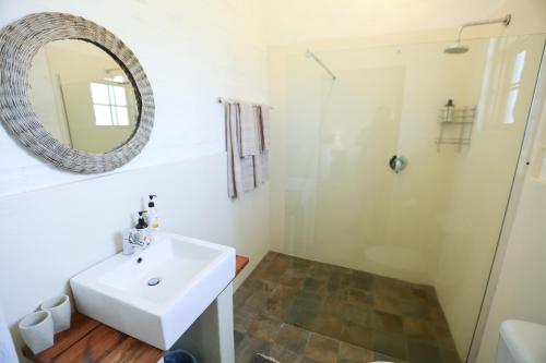 A bathroom at Jacaranda Wine And Guestfarm