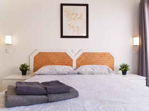 - une chambre avec un grand lit et 2 oreillers dans l'établissement A Minha Casa na Praia da Rocha, à Portimão