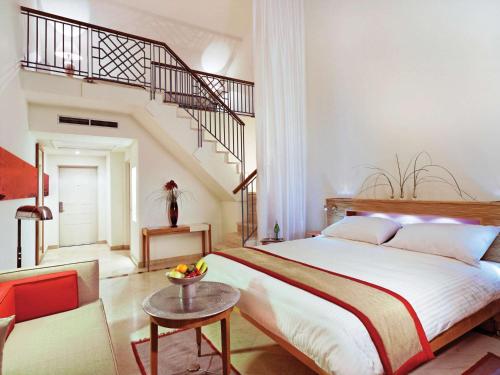 
سرير أو أسرّة في غرفة في Movenpick Resort & Spa El Gouna
