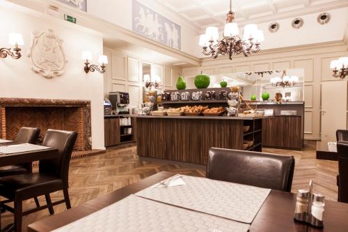 فندق سيرو في بروكسل: مطعم مع طاولة وكراسي ومدفأة
