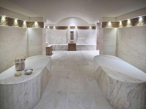 Ένα μπάνιο στο Mövenpick Resort Petra