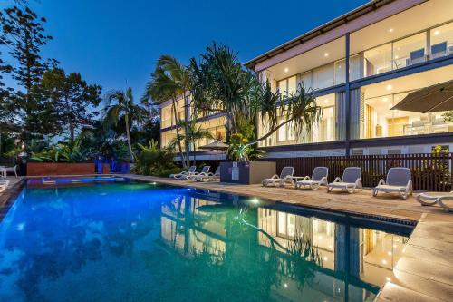 ein Schwimmbad vor einem Gebäude in der Unterkunft The Rise Noosa in Noosa Heads