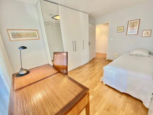 um quarto com uma cama, uma mesa e um espelho em Close To Unil EPFL, Spacious and Modern ! em Lausanne