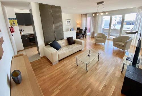 Comfortable, sunny, quiet, good location!