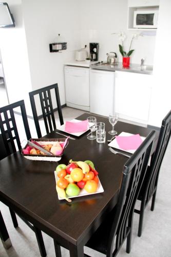 a black table with fruit on it in a kitchen at Park Wilson Airport in Colomiers