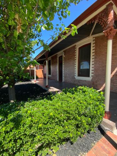 Un jardín fuera de Somerby House! premium CBD escape, pets welcome