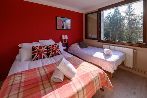 - 2 lits dans une chambre aux murs rouges dans l'établissement 3* balcon vue lac commerces et plage à 100m, à Annecy