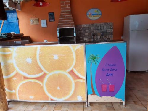 a counter with a sign that says citrus lemon bar at Chales Bora Bora - Boraceia in Boracéia