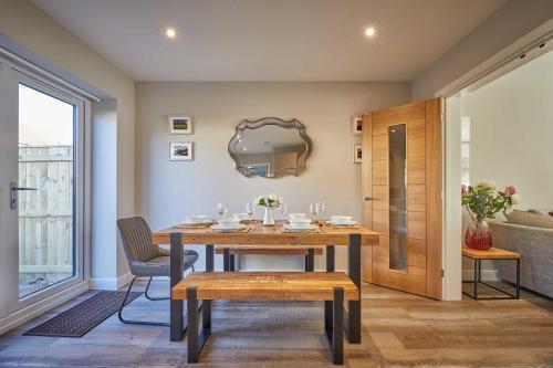 uma sala de jantar com mesa e cadeiras em Host & Stay - Sunflower Cottage em Seahouses