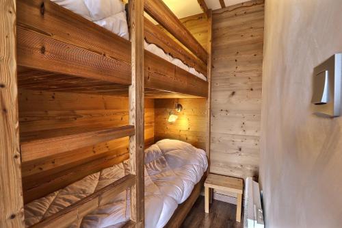 - une chambre avec 2 lits superposés dans une cabane en rondins dans l'établissement Résidence Roc De Tougne, à Méribel