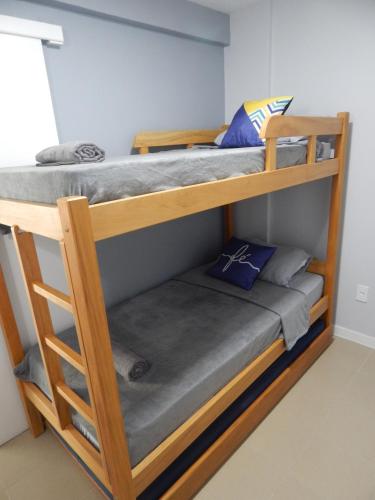 a couple of bunk beds in a room at Varandas da Praia do Forte - Apartamento frente ao Mar in Cabo Frio