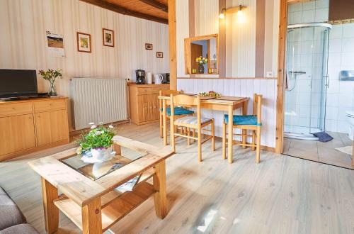 a kitchen and dining room with a table and chairs at Ferienhof-Heidemann-Ferienwohnung-4 in Neustadt am Rübenberge