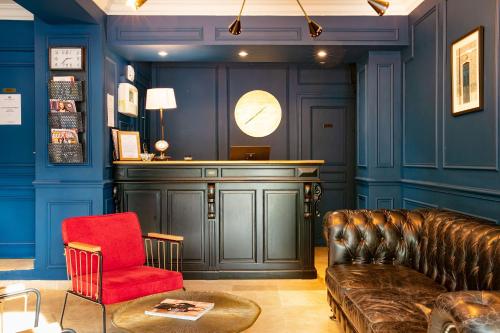 a living room with a couch and a chair at Le Grand Albert 1er in Maisons-Alfort