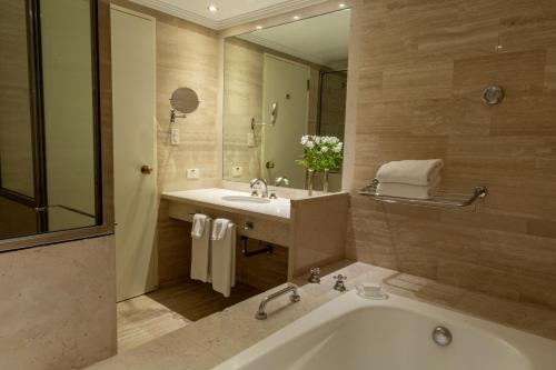 Kylpyhuone majoituspaikassa InterContinental Buenos Aires, an IHG Hotel