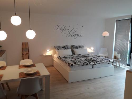 1 dormitorio con cama, mesa y mesa en Moderne Ferienwohnung in Lippstadt Zentrum, en Lippstadt