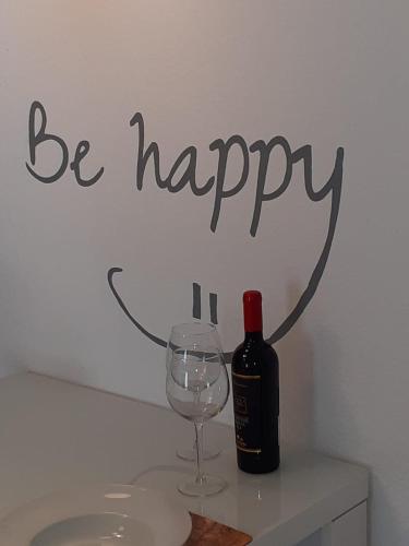 a bottle of wine and a wine glass on a table at Moderne Ferienwohnung in Lippstadt Zentrum in Lippstadt