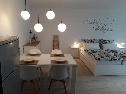 a room with a dining table and a bed at Moderne Ferienwohnung in Lippstadt Zentrum in Lippstadt