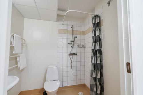 ein Bad mit einem WC und einer Dusche in der Unterkunft Bålsta Apartment Hotel in Bålsta