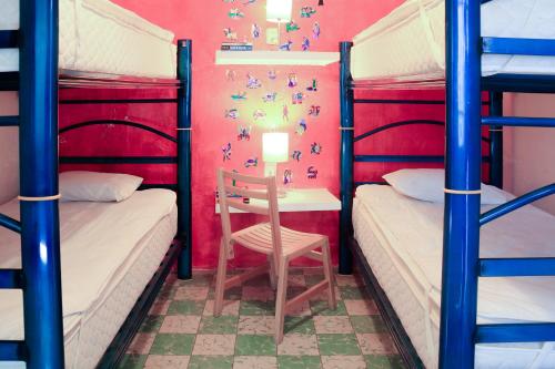 سرير بطابقين أو أسرّة بطابقين في غرفة في Casa de Don Pablo Hostel