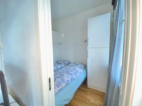 a small bedroom with a bed and a closet at The beautiful Verven 2A in Stavanger
