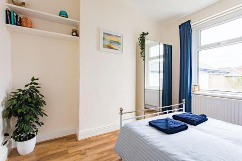 Un dormitorio con una cama con almohadas azules. en FREE PARKING - New Private Apartment, 7mins from City Centre - by StirkMartin, en Cardiff