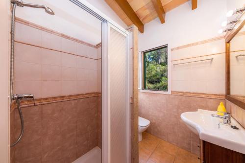 ファラニチュにあるFinca Perelloのバスルーム(シャワー、洗面台、トイレ付)