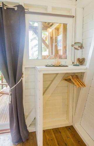 a small room with a window and a table at Carre Royal in Deshaies