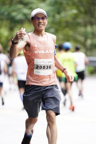 an older man running in a race at 太魯閣惠宇民宿 in Xincheng