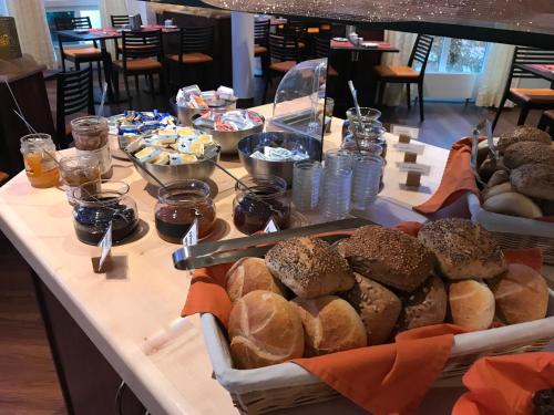 a table topped with lots of different types of bread at Stadthotel Berggeist in Penzberg