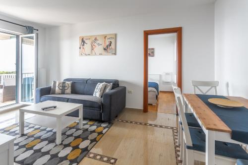 uma sala de estar com um sofá e uma mesa em Sunlight Apartment Hvar em Hvar