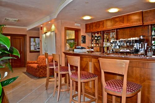 Lounge nebo bar v ubytování Hotel Valle Rossa