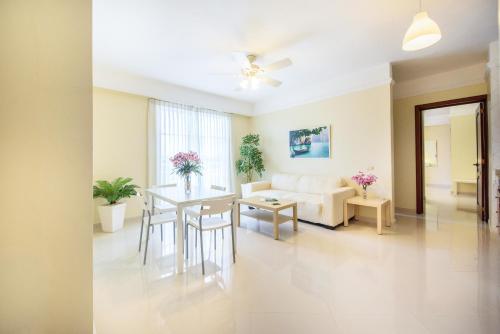 a living room with a table and a couch at Hotel Shakey in Santo Domingo