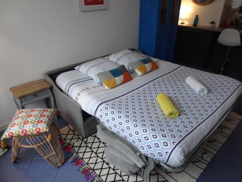 un piccolo letto in una camera con tavolo di Studio L'AZULEJOS a Le Havre