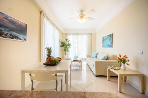 a living room with a couch and a table at Hotel Shakey in Santo Domingo