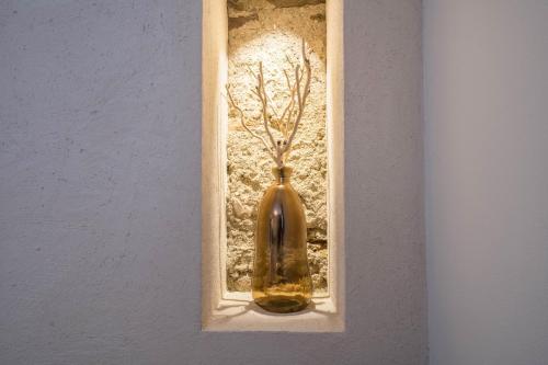 a yellow vase sitting in a niche in a wall at oma luisa - schlosserhaus 31 in Tesimo