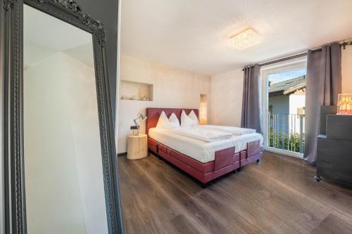 a bedroom with a bed and a mirror at oma luisa - schlosserhaus 31 in Tesimo