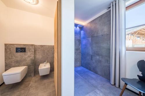 a bathroom with a toilet and a shower at oma luisa - schlosserhaus 31 in Tesimo
