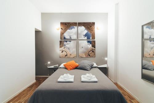 1 dormitorio con 1 cama con 2 toallas en Just Here apartments - La terrazza, en Bari