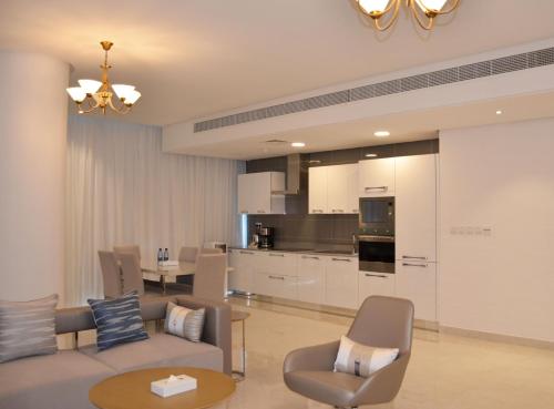 una sala de estar con un sofá y una mesa en The Lodge Suites, en Manama