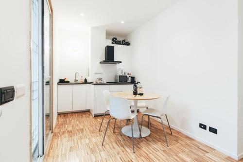 cocina con mesa y sillas en una habitación en Just Here apartments - La terrazza, en Bari