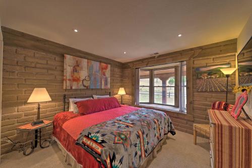 Ένα ή περισσότερα κρεβάτια σε δωμάτιο στο Rustic Ranch Retreat with Yard 16 Mi to Ski Apache!