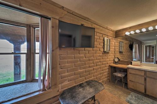 Μια τηλεόραση ή/και κέντρο ψυχαγωγίας στο Rustic Ranch Retreat with Yard 16 Mi to Ski Apache!